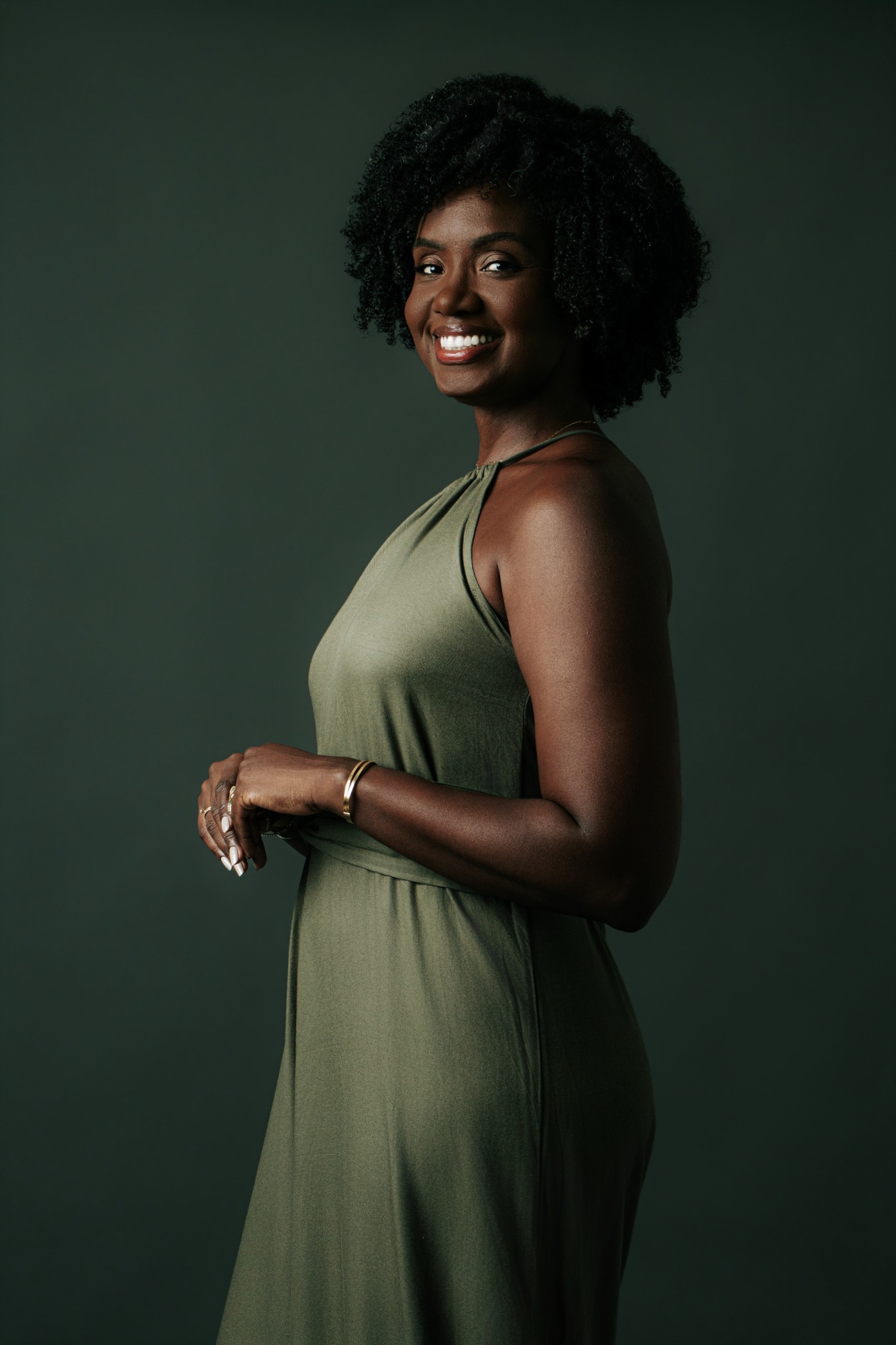 Mayana Oliveira sorrindo, com vestido verde